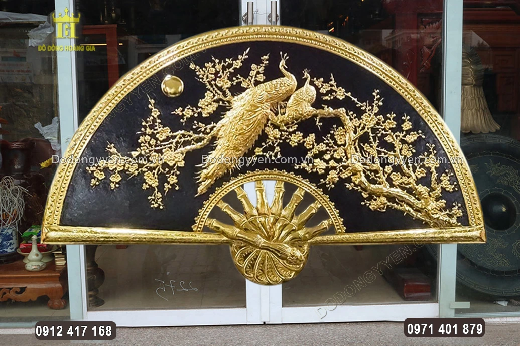 Nổi bật tr&ecirc;n nền sơn đen, họa tiết hoa văn được mạ v&agrave;ng 24K sang trọng